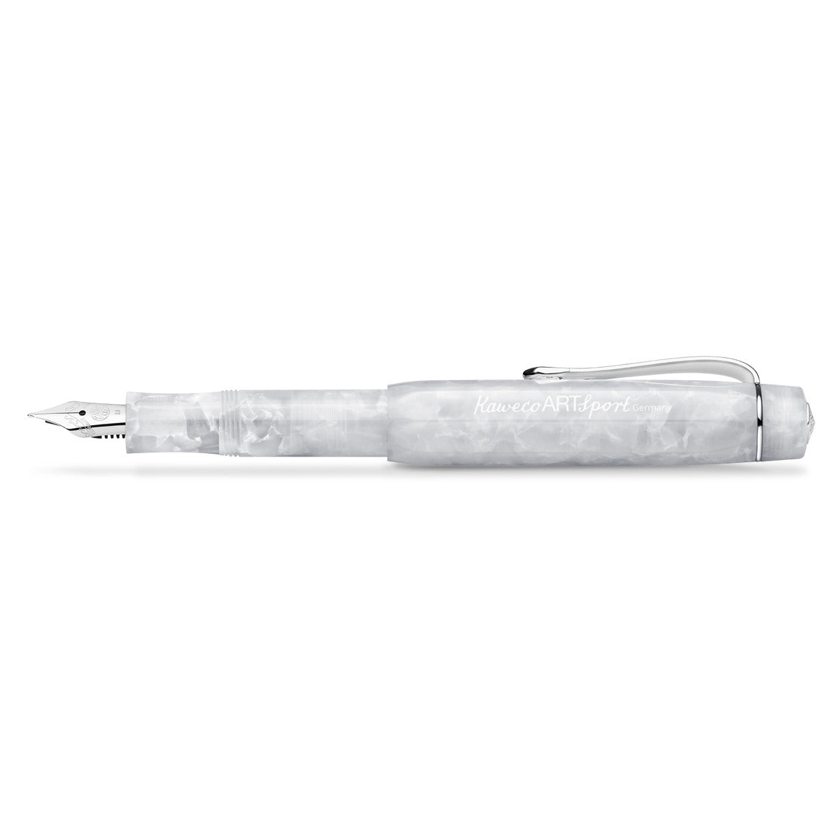 Kaweco Art aus Acryl in weiß mit integriertem Clip in der Kappe. Geöffnet, Kappe ist auf das Ende gesteckt.