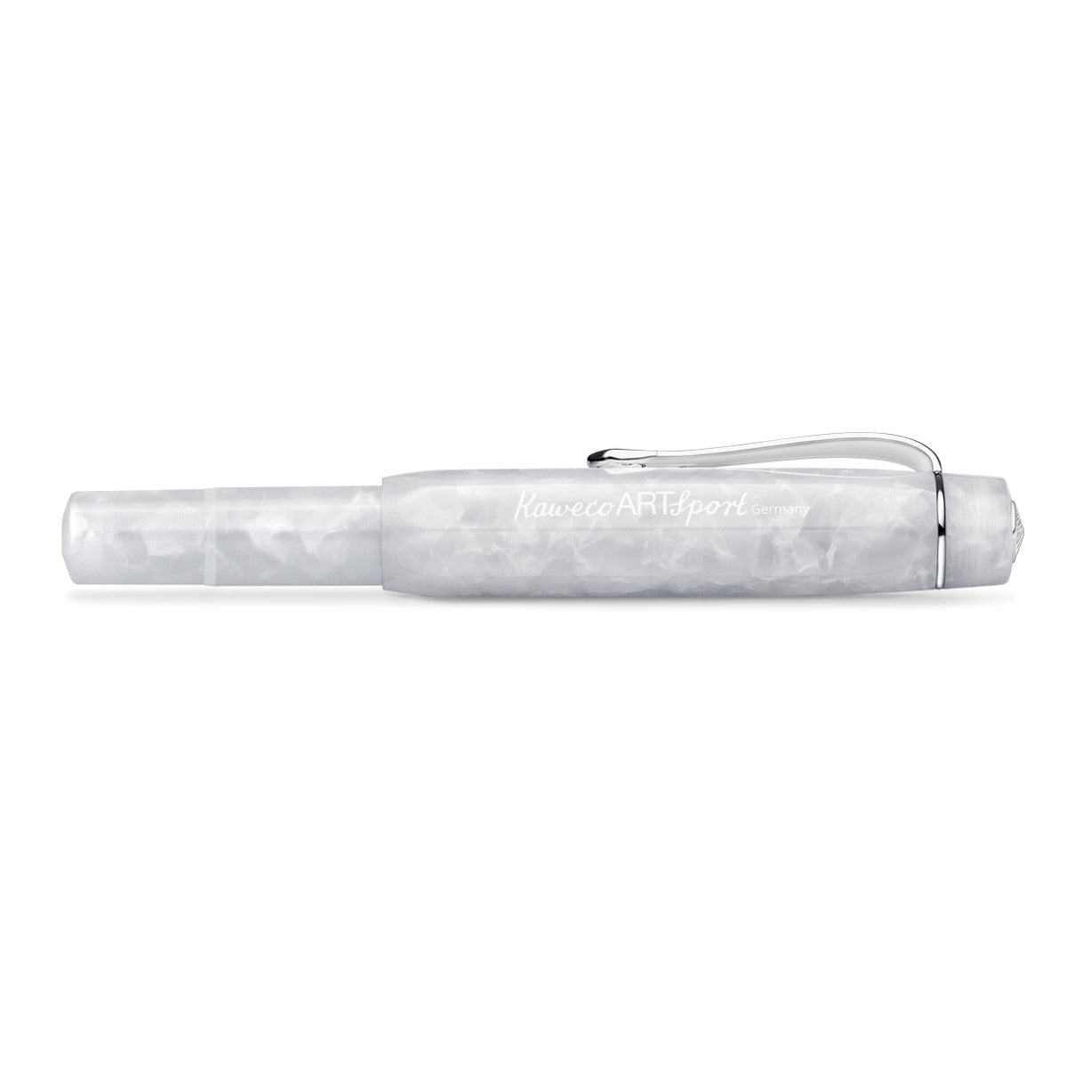 Kaweco Art aus Acryl in weiß mit integriertem Clip in der Kappe. Der Füllhalter ist geschlossen.
