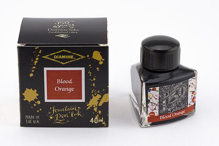 40 ml Tintenglas Blood Orange von Diamine neben der dauzgehörigen Verpackung. 