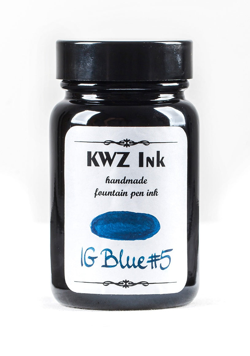Eisengallustinte von KWZ blau #5 in 60ml Glasflasche mit Schreib und Swatchprobe auf dem Etikett.