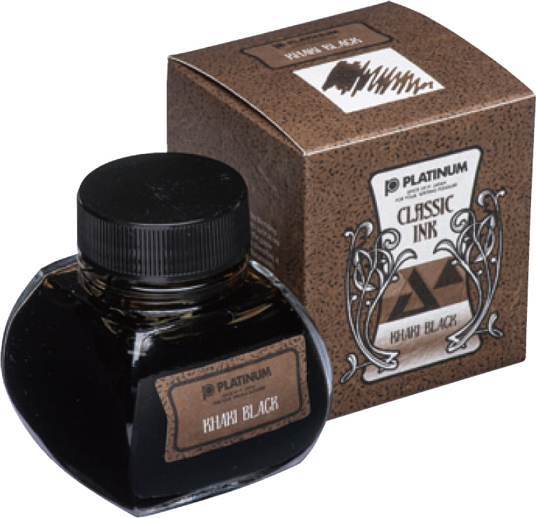 Platinum Tinte Khaki Black aus der Reihe der Classic Inks in einer 60ml Glasflasche neben der dazugehörigen Verpackung.